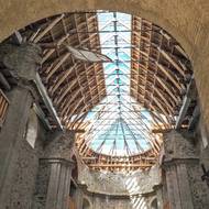 Kostel má unikátní skleněný strop. 