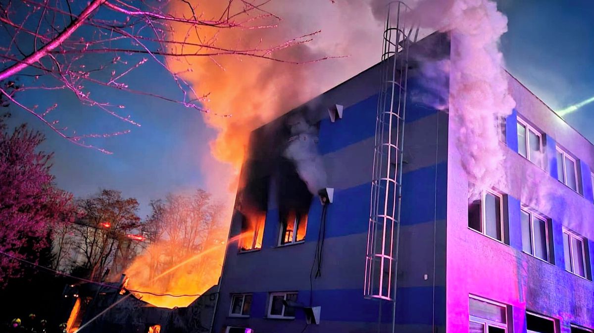 Orbán označil podpálení haly zbrojovky v Pardubicích za terorismus