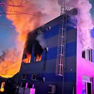 K založení ohně se hlásí konkrétní skupina, policie to prověřuje. Podle ředitelky vnějších vztahů firmy Martiny Tauberové společnost vyčká na oficiální závěry vyšetřování. Uvedla to na podnikovém webu. Potvrdila, že při požáru nebyl nikdo zraněn.