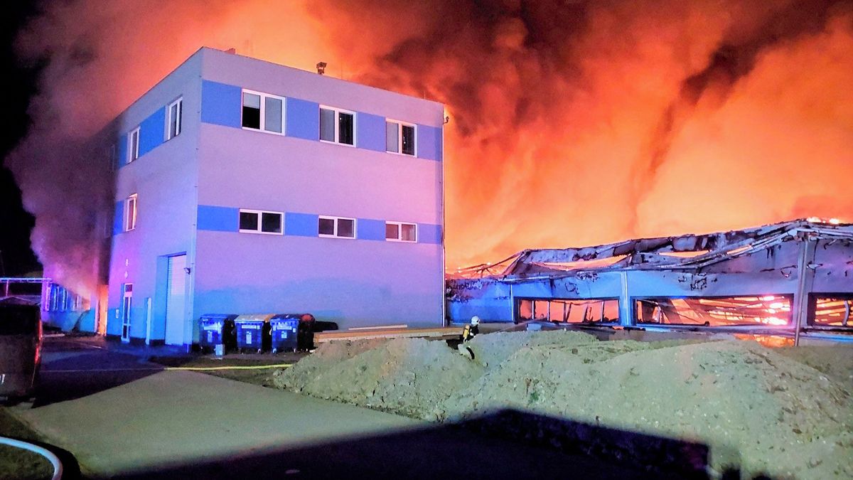 Údajní žháři vydali prohlášení. Útočit ale mohlo Rusko či Írán, míní expert