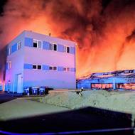 Skladovací hala v průmyslové zóně v Pardubicích hořela od časného rána a oheň se rozšířil i na administrativní budovu, která stojí vedle. Kolem 8:00 hasiči na síti X napsali, že dohašují skrytá ohniska. 