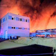 Skladovací hala v průmyslové zóně v Pardubicích hořela od časného rána a oheň se rozšířil i na administrativní budovu, která stojí vedle. Kolem 8:00 hasiči na síti X napsali, že dohašují skrytá ohniska. 