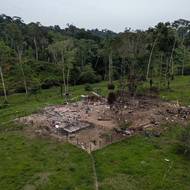 Organizace Human Rights Watch upozorňuje na porušování lidských práv už od doby, kdy Noboa vyhlásil vnitřní ozbrojený konflikt. Jeho vláda tato obvinění odmítá. Operace rozhněvala kolumbijského prezidenta Gustava Petra, který nedávno tvrdil, že z Ekvádoru dopadla na kolumbijské území neřízená bomba.