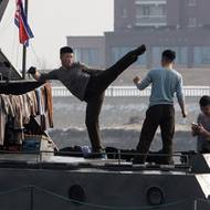 Severokorejský voják cvičí na hlídkovém člunu na řece Jalu, která odděluje Severní Koreu od Číny, pohled z čínské prefektury Tan-tung, vyfoceno 15. ledna.