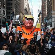 Demonstranti nesou figurínu znázorňující amerického prezidenta Donalda Trumpa