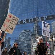 Protest No Kings pod hotelem Trump Tower v Chicagu.