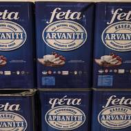 V roce 2024 Řecko vyvezlo sýr feta v hodnotě 785 milionů eur, jak ukazují údaje Řecké asociace vývozců. O rok později ale produkce poklesla a stejný vývoj očekává svaz producentů i v roce letošním.

(Sýr v továrně v Soluni, 19. února.)