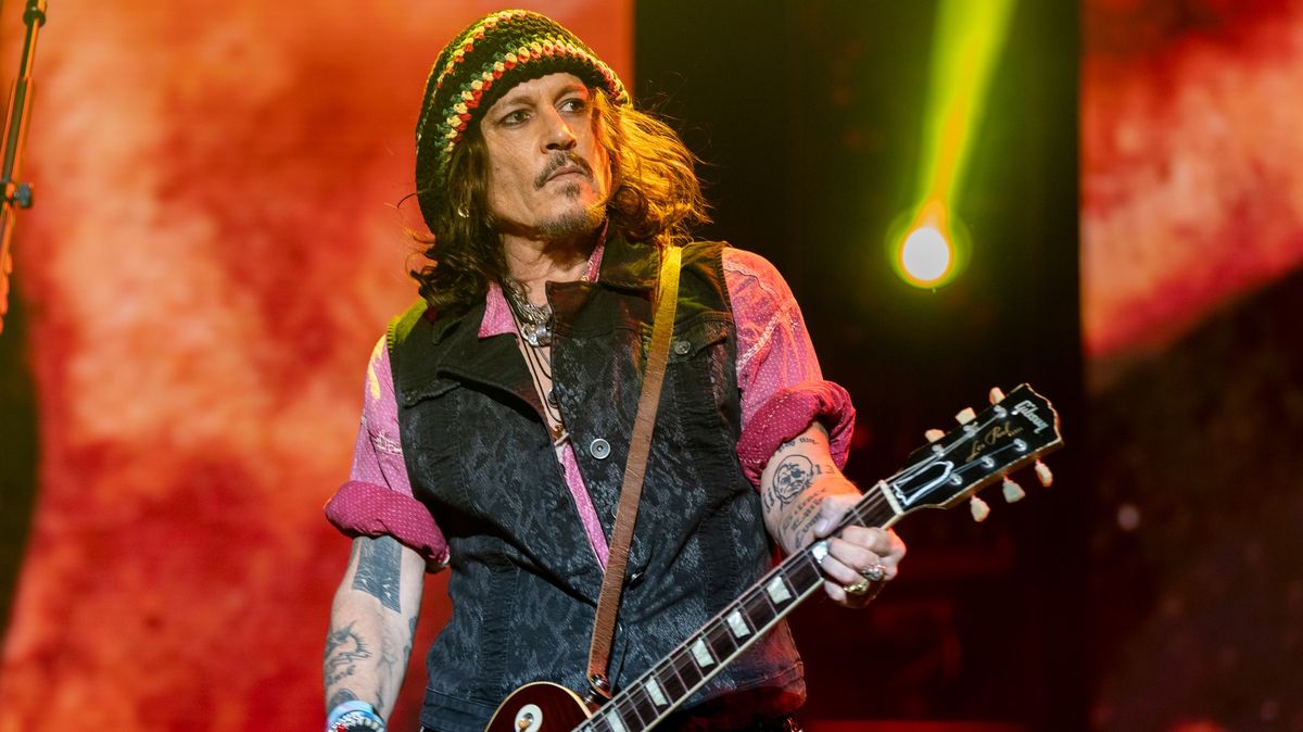 Do Česka přijede Johnny Depp, znovu vystoupí se svou rockovou kapelou