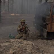 Zatímco branci běží přes překážkovou dráhu, z reproduktorů neustále zní zvuky boje: výkřiky, sténání i řev. Za nimi běží instruktoři, kteří stále křičí jediné slovo: „Rychleji!“