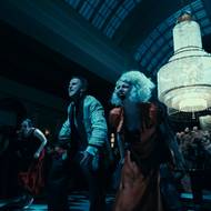 Christian Bale jako Frank a Jessie Buckley coby Ida.