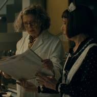 Annette Bening jako doktorka Euphronious a Jeannie Berlin v roli Grety.