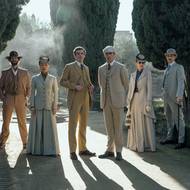 Joseph Fiennes jako Silas Holmes, Zine Tseng v roli princezny Gulun, Dónal Finn coby Moriarty, Hero Fiennes Tiffin jako Sherlock, Natascha McElhone coby Cordelia a Max Irons v roli Mycrofta.