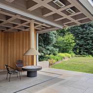 Dům nabízí přibližně 766 metrů čtverečních užitné plochy a velkou zahradu.