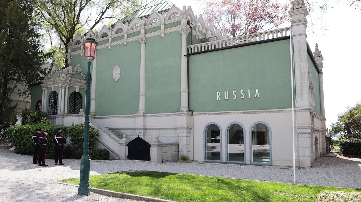 Vyhoďte Rusy, nebo přijdete o peníze. Evropská unie tlačí na bienále umění