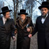 Kromě prostých chasidů přijíždějí na pouť i významní rabíni nebo pohádkově bohatí obchodníci.