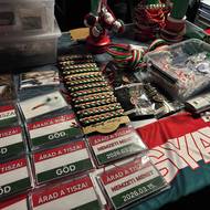 Prodávaly se i stranické reklamní předměty.