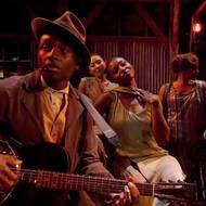 Součástí ceremoniálu bylo i hudební pásmo. Skladbu I Lied to You představil štáb filmu Hříšníci v čele s hercem Milesem Catonem (v popředí)…