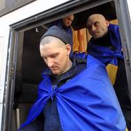 Výměny se odehrávají na hranicích Běloruska a Ukrajiny. (Ukrajinští vojáci propuštění z ruského zajetí v rámci druhé fáze výměny zajatců, 6. března 2026.)