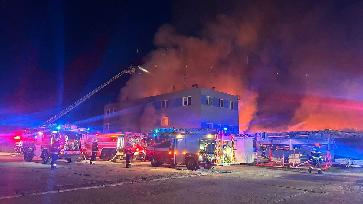 Škody po požáru v Pardubicích firma předpokládá ve stovkách milionů