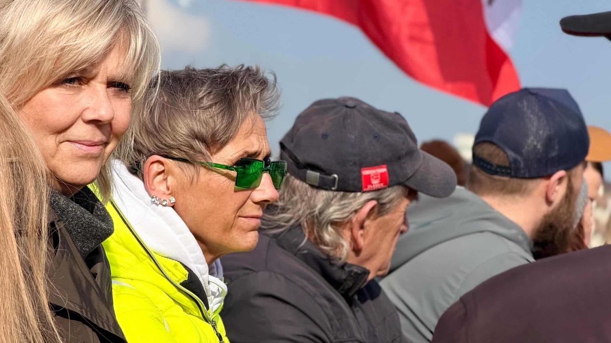 Obrazem: Na demonstraci na Letnou dorazilo až čtvrt milionu lidí. I Eva Pavlová