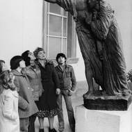  Návštěvníci před sousoším Slepci od Františka Bílka v exteriéru zámku na Zbraslavi, 70.–80. léta 20. století.