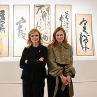 Přehlídku o svém otci připravily s Petrem Holým japanologovy dcery, herečka Anna Geislerová a výtvarnice Ester Geislerová.