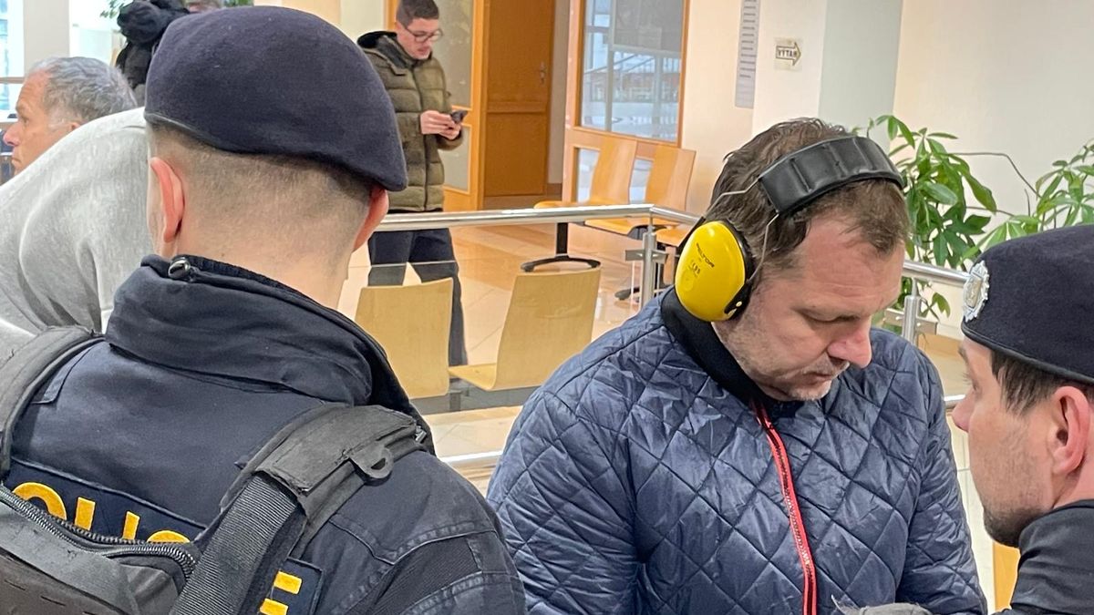 Soudy řeší vazby u pěti lidí v sázkařské a korupční fotbalové kauze