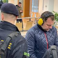 Před soud dorazil se sluchátky na uších.