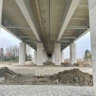 Estakáda u Dluhonic měří téměř kilometr.