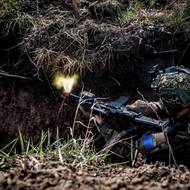 Jeden z útočníků spatřil v okopech nepřátelského vojáka.