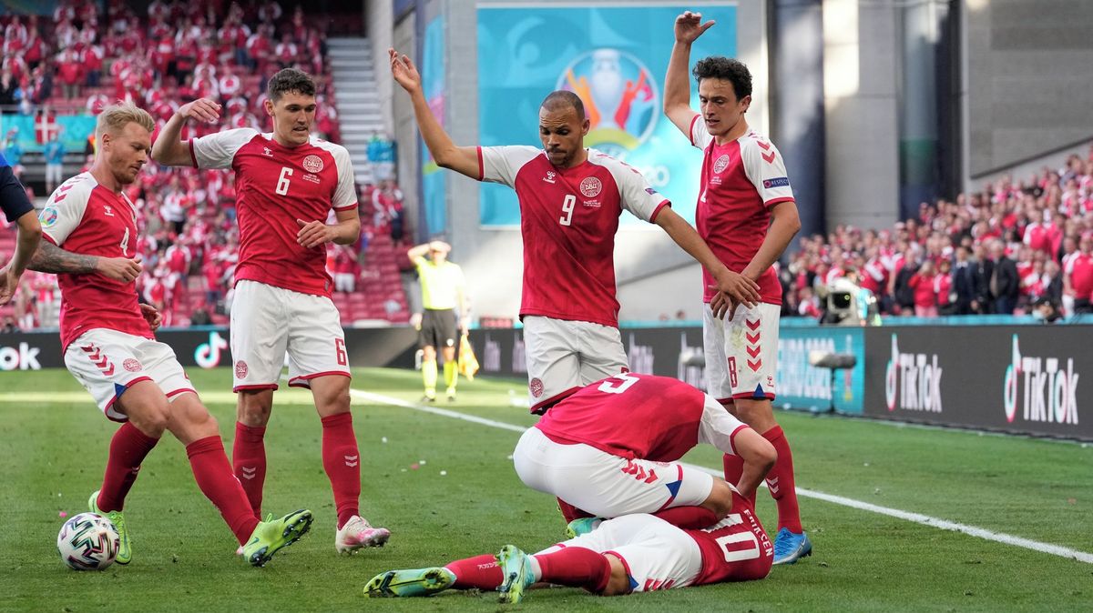 Přežil smrt přímo na hřišti. Teď jde fotbalová hvězda proti Česku