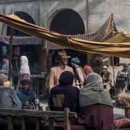 Vzadu je Joseph Fiennes jako Silas Holmes.