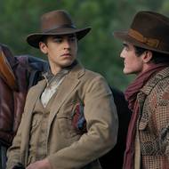 Hero Fiennes Tiffin jako Sherlock Holmes a Dónal Finn v roli Moriartyho.
