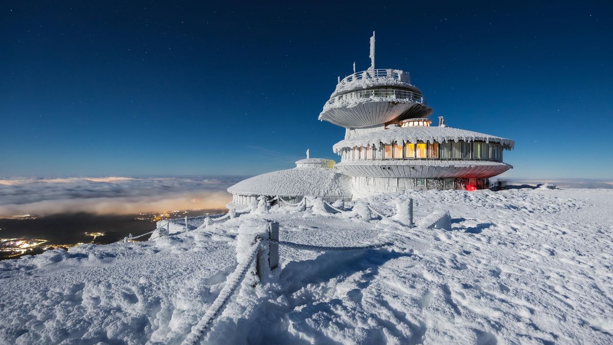 Na Sněžce je silný vítr, dopoledne měl přes 90 km/h, lanovka na vrchol nejezdí