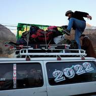 V horách na severu Pákistánu přichází zima později a chová se nepředvídatelně. Chladná období jsou kratší, cykly mrazu a tání nestabilní. V širší oblasti Hindúkuše a Himalájí vědci zaznamenávají méně extrémních mrazů a kratší sněhové sezony. Místní obyvatelé tomu říkají „sněhová sucha“, kdy se sníh neudrží.

(Sayan Ibrahim, člen Sportovního klubu a federace Rising Federation - SCARF, nakládá hokejové vybavení na střechu dodávky v Altitu v údolí Hunza, 13. ledna.)