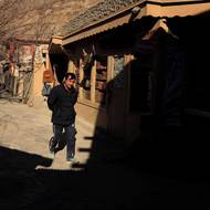 Každý večer organizátoři zalévali kluziště vodou v naději, že teploty pomohou ledu zamrznout.

(Muž prochází kolem obchodu se sušeným ovocem, který je ozdoben lebkou jaka, údolí Hunza, 13. ledna.)