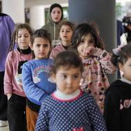 Od té doby je Imanina čtvrť denně terčem izraelských leteckých útoků. Extremistický izraelský ministr financí Becalel Smotrič slíbil, že Dáhíju potká stejný osud jako Chán Júnis – město na jihu Gazy, které izraelská válka po teroristickém útoku Hamásu téměř srovnala se zemí.

(Děti ve škole, která poskytuje útočiště vysídleným civilistům v Bejrútu, 11. března.)