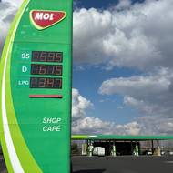 Od úterý je maximální cena za litr benzinu 595 forintů a za litr nafty 615 forintů.