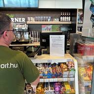 Upozornění na rozdílné ceny a cenový strop je i uvnitř čerpací stanice.