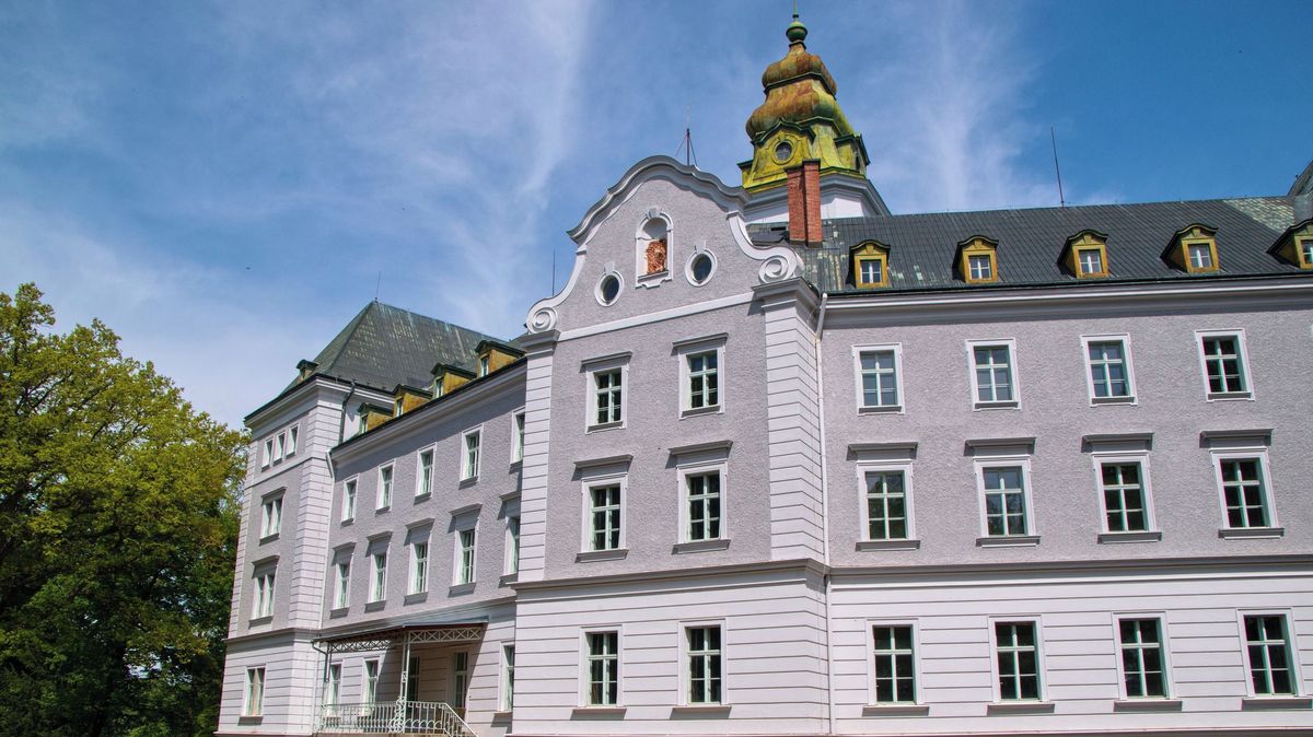 Zámek zažil tisíce vysídlených Němců i pohraničníky. Po obnově slouží seniorům