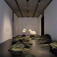 Jak se pódium otáčí, proměňuje se spolu s ním také zvuková stopa.