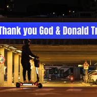 Zpráva na podporu amerického prezidenta Donalda Trumpa, 10. března v Tel Avivu. Izraelská vláda o zákrok vůči Íránu dlouhodobě usilovala.