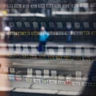 …stejně jako stojany na cigarety uvnitř.