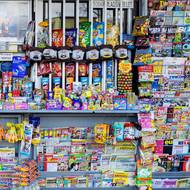 V regálech je vystaveno všechno možné… cukrovinky, brambůrky či křížovky. Trafiky mají své vývěsné štíty pestré a lákavé pro oči.