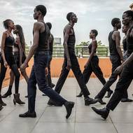 „Většinou jde o barvu pleti. Tak se většina Jihosúdánců dostává k smlouvám. Hledají velmi tmavé modelky a modely,“ vysvětlila. Jednou z prvních průkopnic byla Alek Wek, kterou objevili v Londýně v 90. letech poté, co její rodina uprchla před válkou.