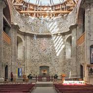 Díky němu je v kostele krásné světlo. Přijít se do něj podívat může každý. 