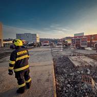 Požár v průmyslovém areálu v Pardubicích pravděpodobně souvisí s teroristickým útokem, uvedl na síti X ministr vnitra Lubomír Metnar (ANO). Na dnešek svolal krizový štáb ministra vnitra.