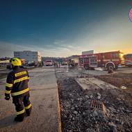 Požár v průmyslovém areálu v Pardubicích pravděpodobně souvisí s teroristickým útokem, uvedl na síti X ministr vnitra Lubomír Metnar (ANO). Na dnešek svolal krizový štáb ministra vnitra.