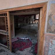 Snahy o zdokumentování a ověření škod na nejcennějších kulturních památkách komplikuje jak iránský režim, který nařídil týdenní výpadek internetu a telekomunikací, tak společnosti, který poskytují satelitní snímky z oblasti. (Palác Chehel Sotoun, 11. března.)