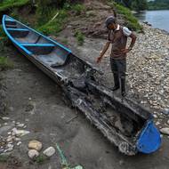 Sousedé, kteří proti tomuto násilí protestovali, byli rozehnáni výstřely do země.

(José Peña si prohlíží loď poškozenou bombou, kterou shodila ekvádorská armáda v oblasti Lago Agrio, vyfoceno 18. března.)